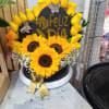 caja elaboradac on rosas amarillas girasoles letrero personalizado como desee y girasoles