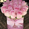 La Caja Rosas Pink Elegance es un regalo delicado y lleno de