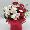 Red and white mixed bouquet in a pink hatbox