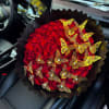 100 romantic long stem roed roses wrapped in black papel and decorative