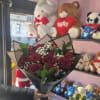 Roses and paper decoration may vary on store disponibility. 
