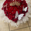 30 rosas 
3 mariposa 
1 corona 
Papel barias 
Alfileres de diamante 