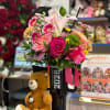 Arreglo con flores mixtas y peluche para graduada