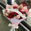 Bouquet of red and pink roses with a ribbon reading "Con Todo Mi Amor"