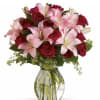 your loved one with luxuriant reds and pinks. A romantic anniversary gift