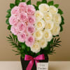 Un coraz&oacute;n floral moderno en tonos rosados y blancos, dise&ntilde;ado con rosas