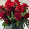 Lovely short red rose in short vase.  Beautiful for love one.