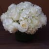 Dz. off white roses with hydrangeas, arranged in a clear glass vase.