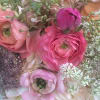 So feminine, pretty, romantic, natural, chic and elegant.
A clear vase packed with
