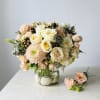This flower arrangement reflects&nbsp; the floral beauty and beauty of summer. The