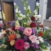 Es un ramo de flores diferentes y una mesclas de clores