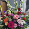 Es un ramo de flores diferentes y una mesclas de clores