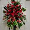A beautiful tribute of vibrant reds, with natural touches.