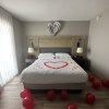 Standard are artificial petals
Deluxe are Fresh petals