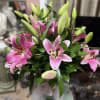 BEAUTIFUL BUNCH OF PINK BLOOMING LILLIES IN GLASS VASE WITH BOW