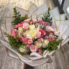 Lady Bouquet: Sweetness!!
A delicate bouquet composed of 25 exquisite white and light