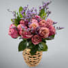 A beautiful selcion of the best roses in an elegant vase.