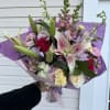 Un ramo con un mix de flores de temporada. El ramo no