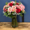 Este arreglo floral es un verdadero tributo al amor y la pasi&oacute;n.