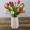 Celebra la llegada de la primavera con este vibrante arreglo de tulipanes
