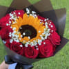 rosas rojas con un girasol en el centro