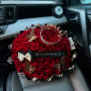 arreglo elaborado  con 100 rosas ,  una corona 