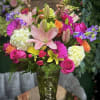 Large flower arrangement varies the amount of flowers according to the model