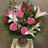 Bouquet with 12 roses and lilies, in pink and fuchsia.
Ramo con 12