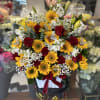 Medium arrangement whit red rosas, sunflowers and eucalyptus. 
Arreglo mediano en base
