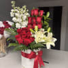 small arrangement with 12 red roses, white stock and oriental lilies.
Arreglo floral