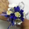 Fresh corsage and colors en blue and white with beutiful mini roses