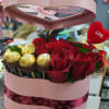 Caja en forma de corazon con rosas rojas y chocolates 