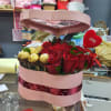 Caja en forma de corazon con rosas rojas y chocolates 