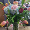 Florero con tulipanes anaranjados idrajenas claveles rosas 