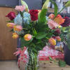 Florero con tulipanes anaranjados idrajenas claveles rosas 