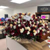 Extra large arrangement of roses in various colors.
 Arreglo de rosas en