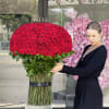 375 roses.This bouquet does not require a vase 
