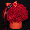 Medium luxury red box.

150 Premium red roses