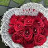 Buch&oacute;n aproximadamente 30 rosas rojas $50 d&oacute;lares en singles con una corona