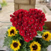 RAMO DE CORAZON DE 50 ROSAS ROJAS CON GIRASOLES DIAMANTITOS DECORATIVOS CON