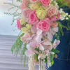 The product contains Phalaenopsis, roses, spray roses, and green leaves, and is