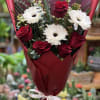 This one-face floral loose Bouquet arrangement features a harmonious blend of white