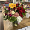 Beautiful and delicate floral arrangement in medium-sized glass cylinder, with roses mini