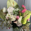 Beautiful bouquet with mixed flowers, lilies, roses, anthurium, other seasonal flowers.

Hermoso ramo