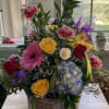 Mixed spring arrangement in a basket 

Arreglo de primavera mixto en una