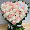 Rosas rositas y blancas pedestal natural 