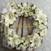 This wreath gives off a serene appearance in all tones of white