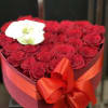 Premium quality of imported red roses in the hat box decorate with