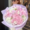 A delicate and voluminous bouquet that feels like a dream. Soft pink
