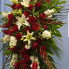 A dramatic easel in white Lilys and red Rose&#039;s 